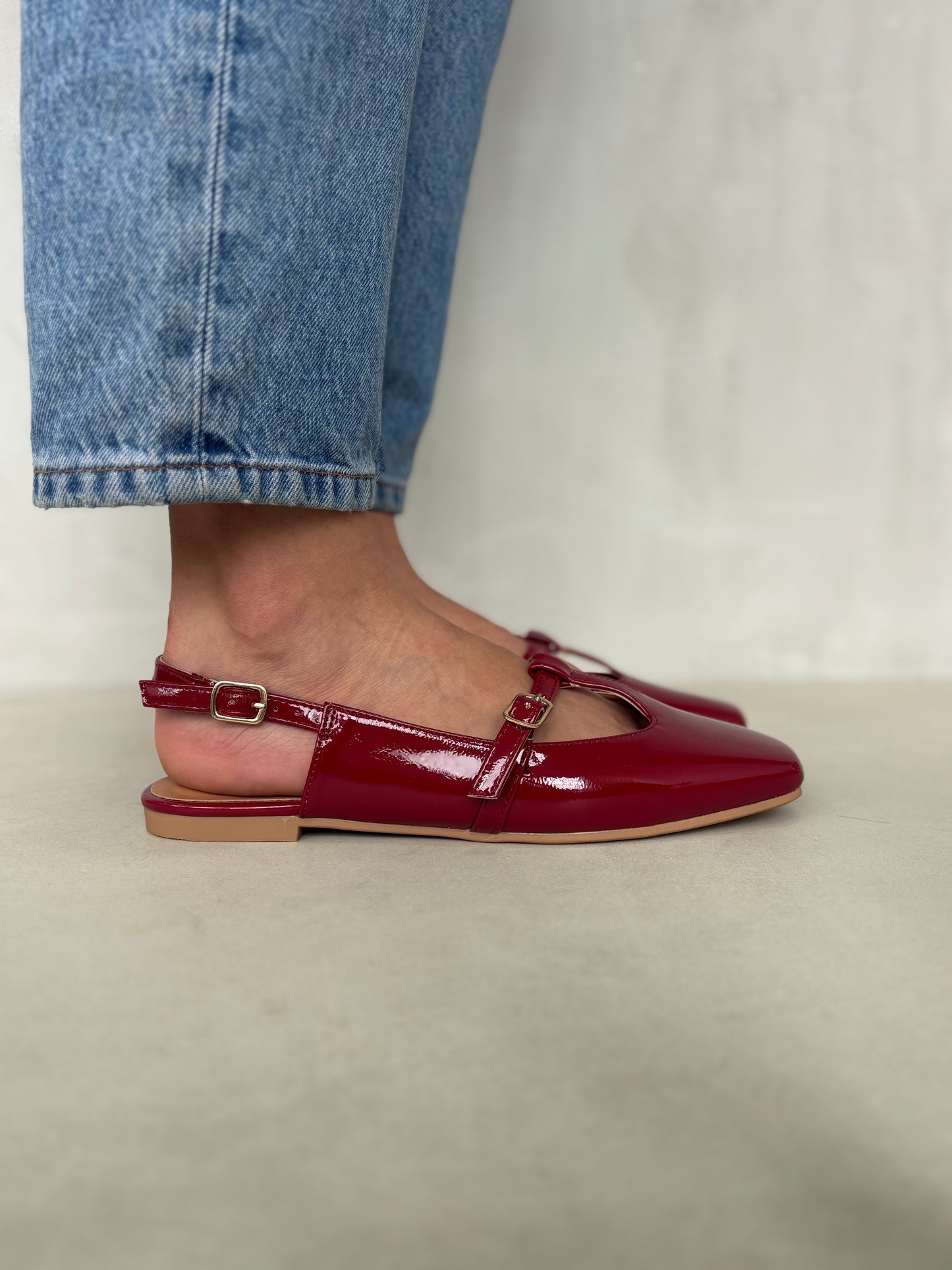 14456 – Bailarinas Burgundy en Charol con Hebilla Lateral.