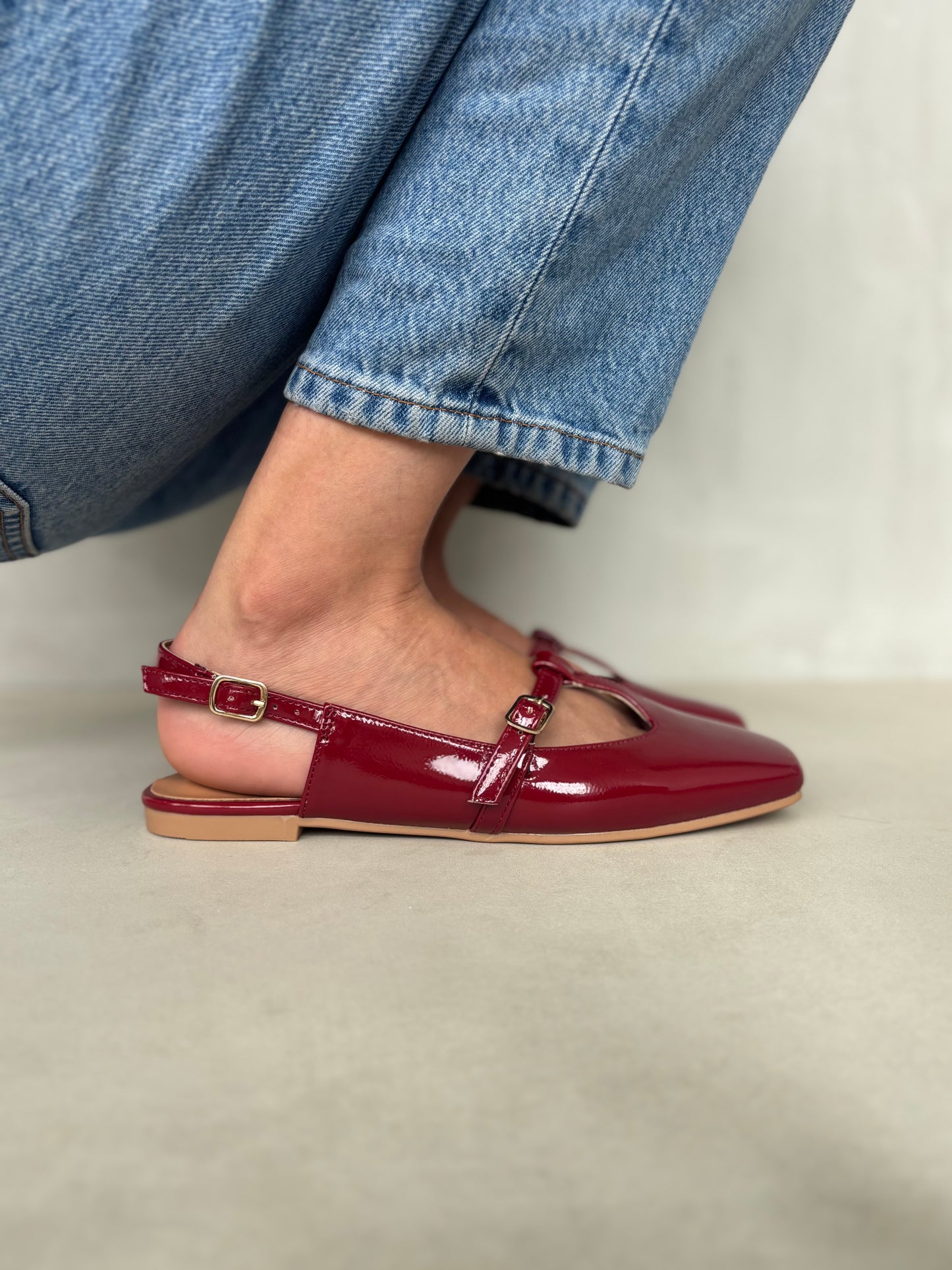 14456 – Bailarinas Burgundy en Charol con Hebilla Lateral.