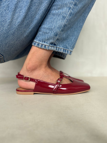 14456 – Bailarinas Burgundy en Charol con Hebilla Lateral.