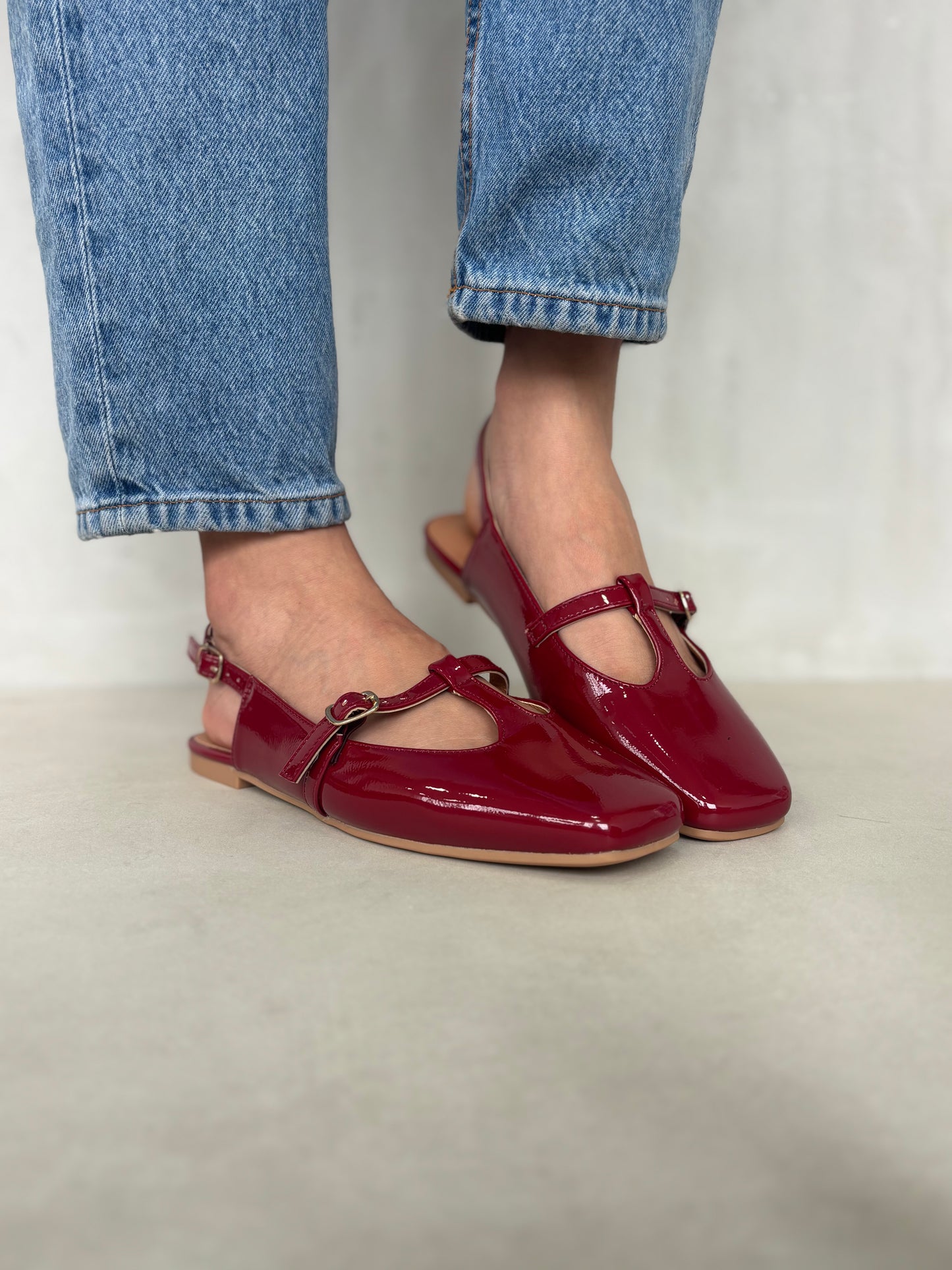 14456 – Bailarinas Burgundy en Charol con Hebilla Lateral.