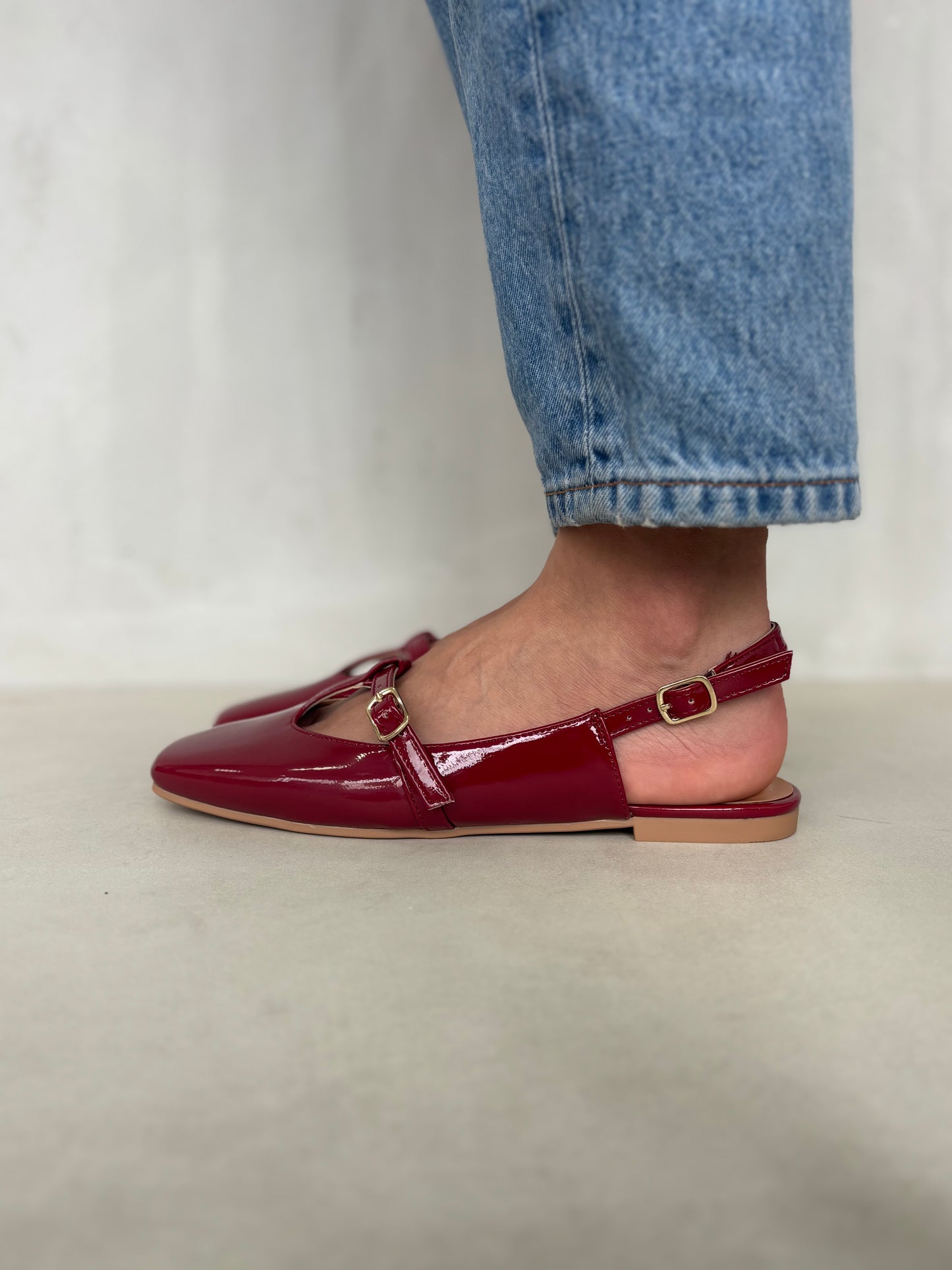 14456 – Bailarinas Burgundy en Charol con Hebilla Lateral.