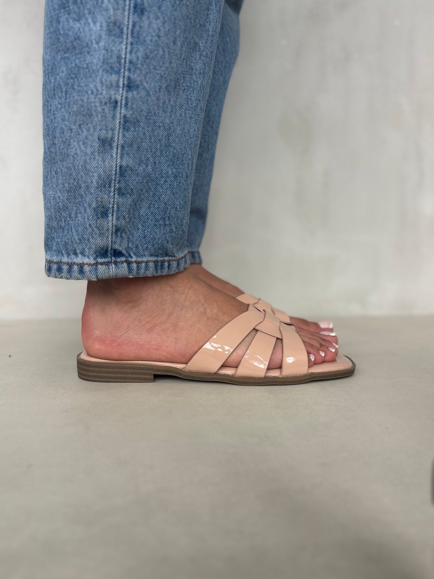 14408 – Sandalias Beige Nude con Diseño Entrelazado y Suela Plana