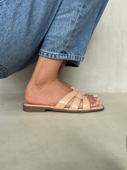 14408 – Sandalias Beige Nude con Diseño Entrelazado y Suela Plana