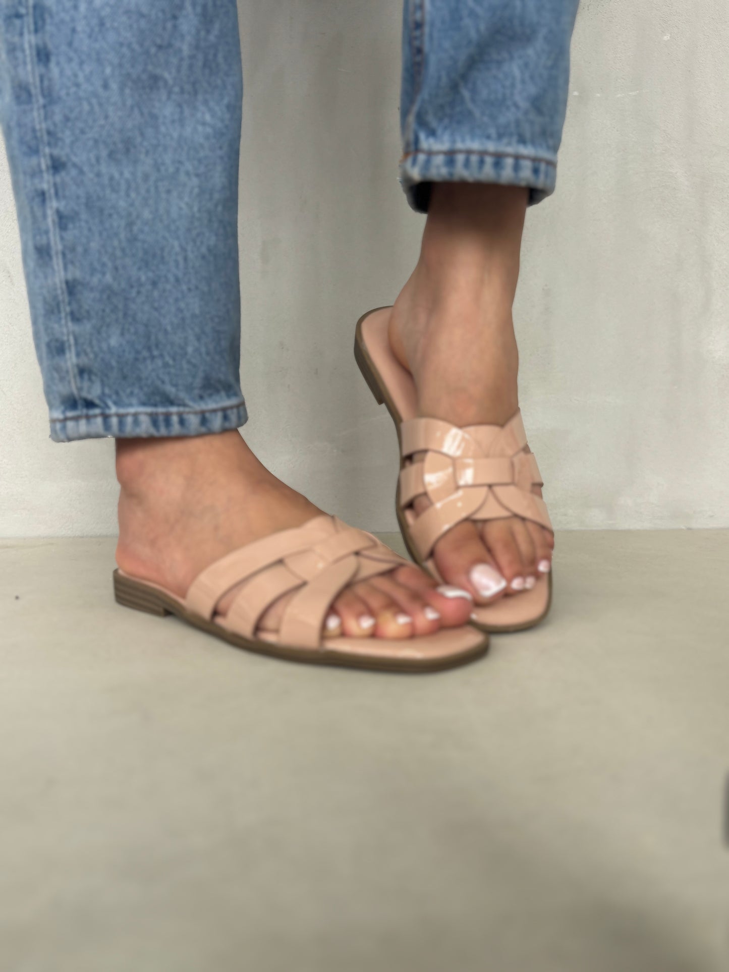 14408 – Sandalias Beige Nude con Diseño Entrelazado y Suela Plana