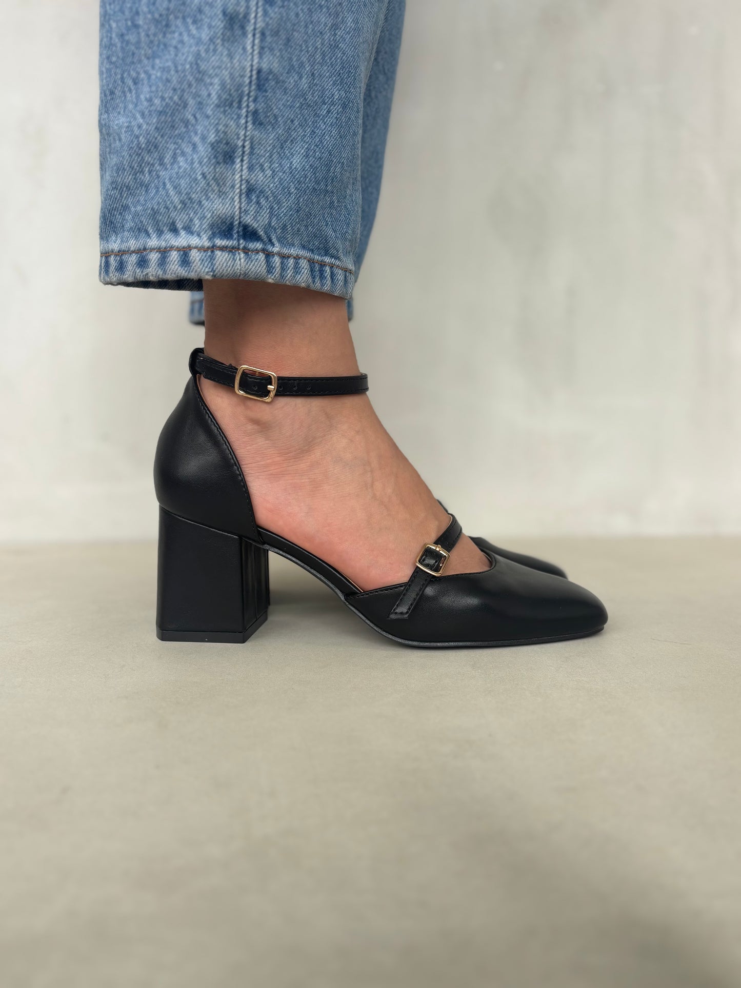 14428 – Zapatos Negros con Tacón Cuadrado y Doble Correa