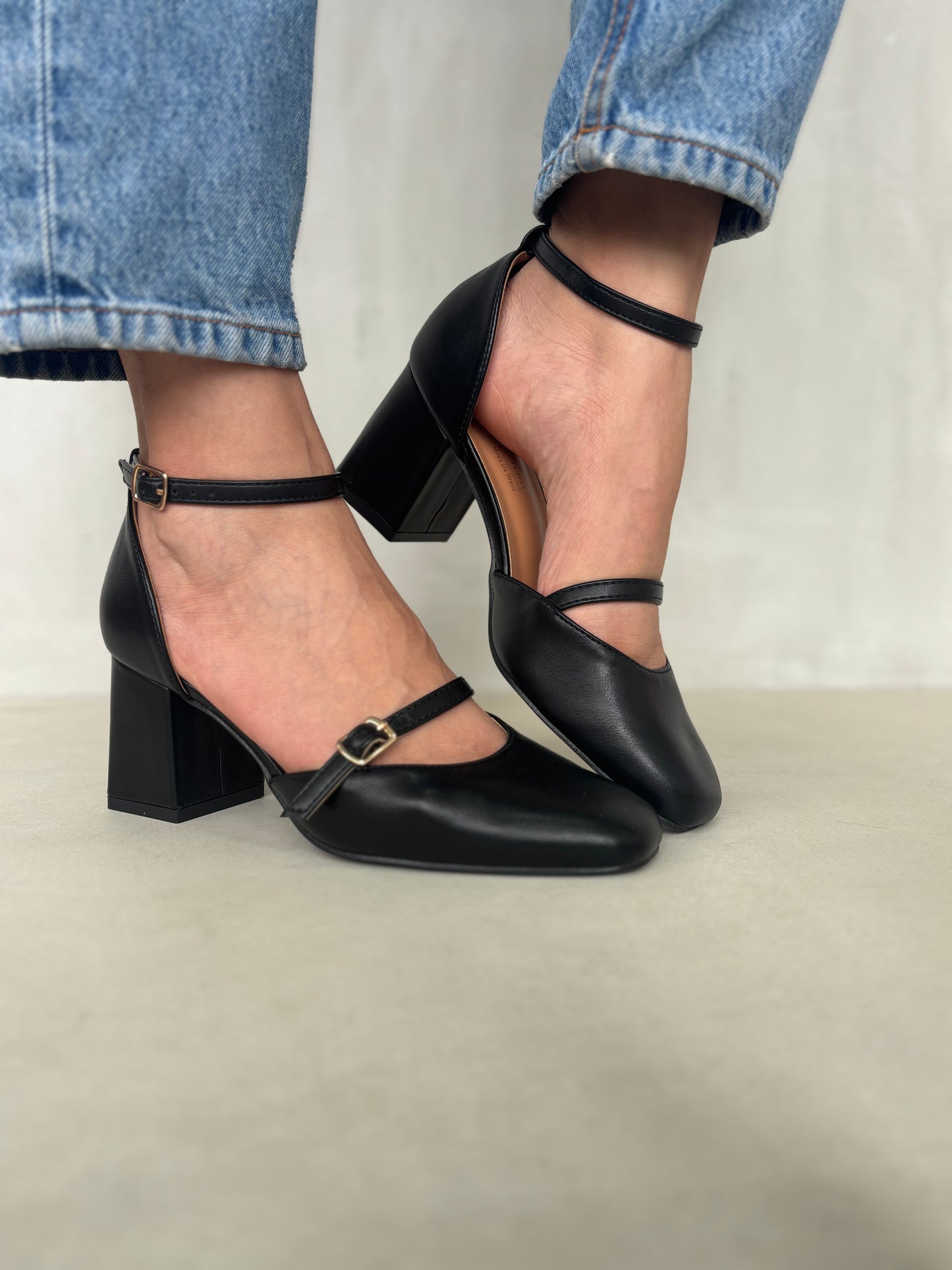 14428 – Zapatos Negros con Tacón Cuadrado y Doble Correa