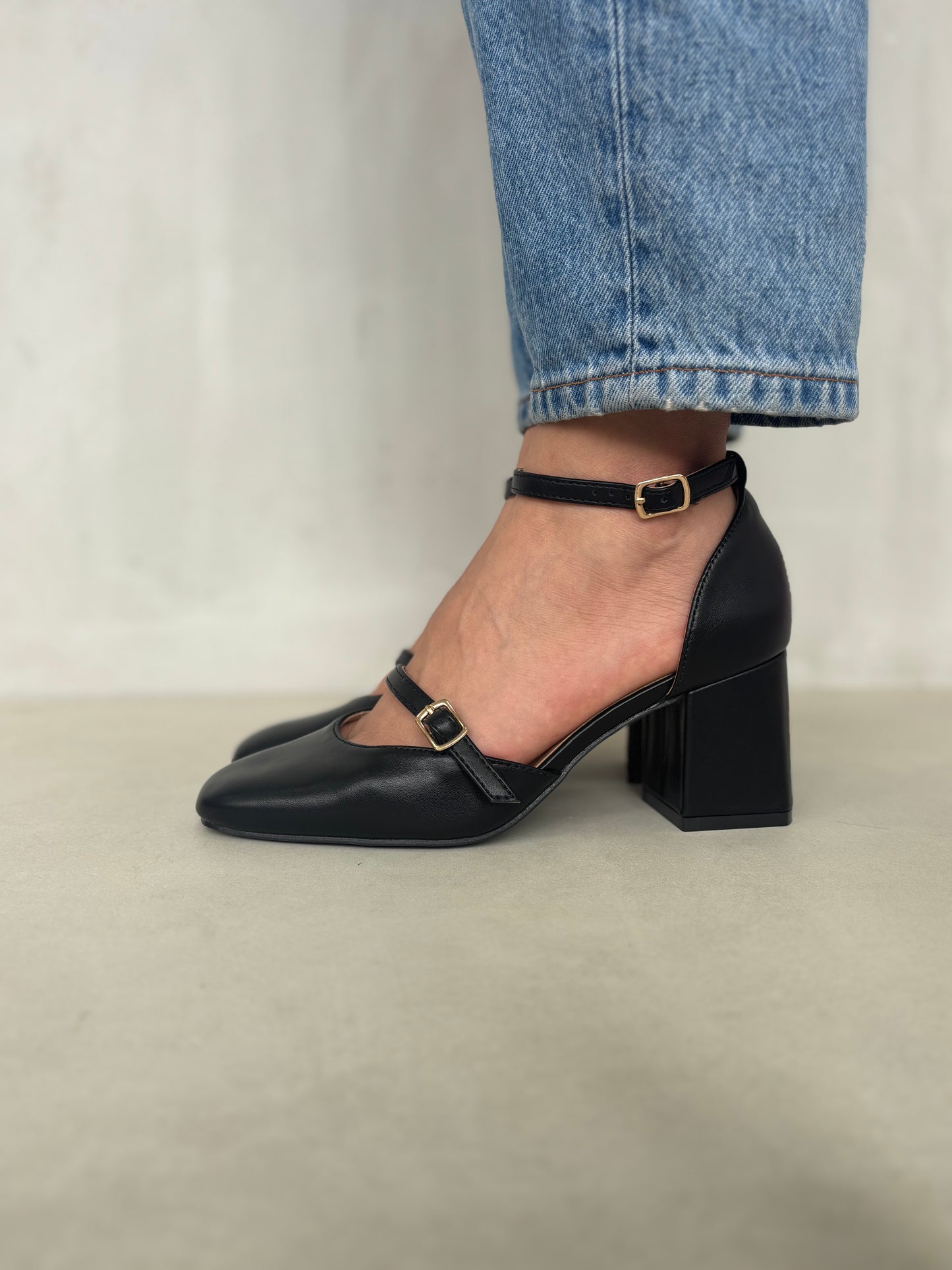 14428 – Zapatos Negros con Tacón Cuadrado y Doble Correa