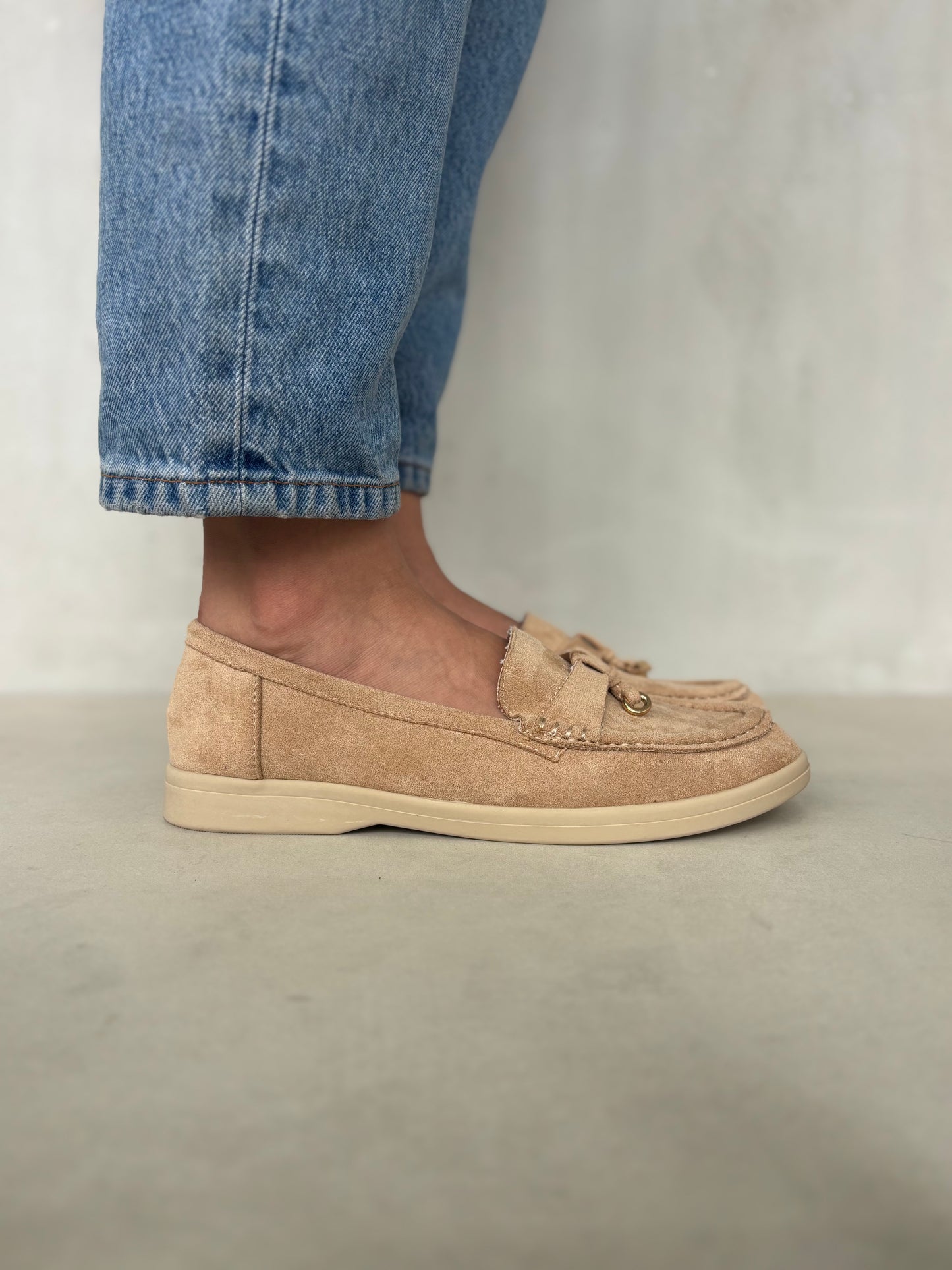 14449 – Mocasines Beige en Gamuza con Detalle Dorado