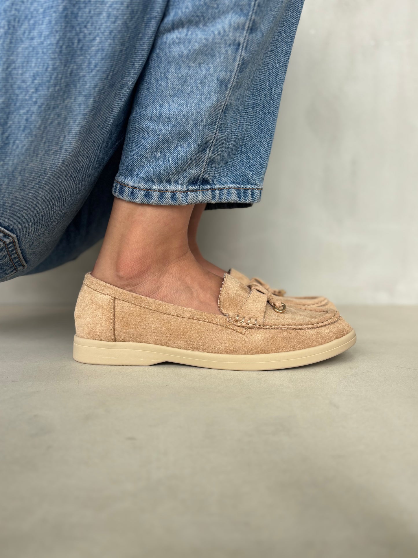 14449 – Mocasines Beige en Gamuza con Detalle Dorado