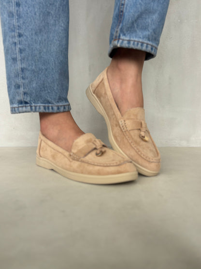 14449 – Mocasines Beige en Gamuza con Detalle Dorado
