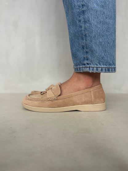 14449 – Mocasines Beige en Gamuza con Detalle Dorado
