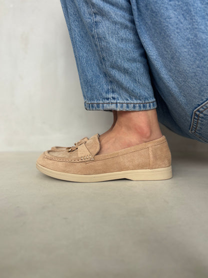 14449 – Mocasines Beige en Gamuza con Detalle Dorado