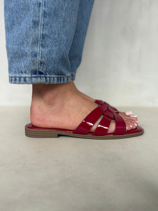 14409 – Sandalias Burdeos con Diseño de Tiras Entrelazadas y Suela Plana