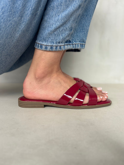 14409 – Sandalias Burdeos con Diseño de Tiras Entrelazadas y Suela Plana