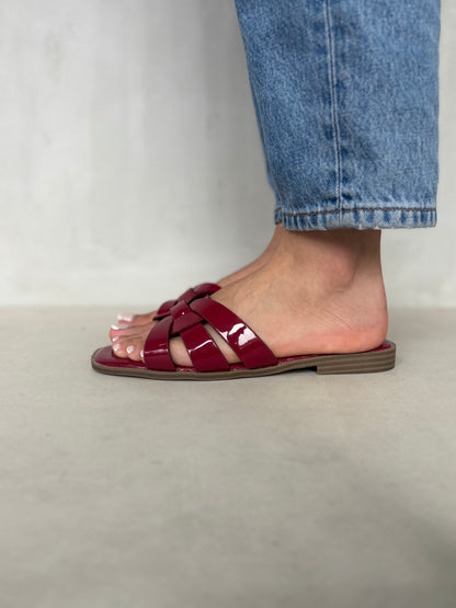 14409 – Sandalias Burdeos con Diseño de Tiras Entrelazadas y Suela Plana