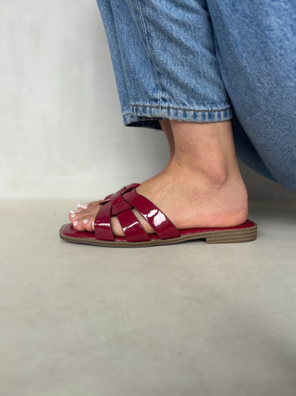 14409 – Sandalias Burdeos con Diseño de Tiras Entrelazadas y Suela Plana