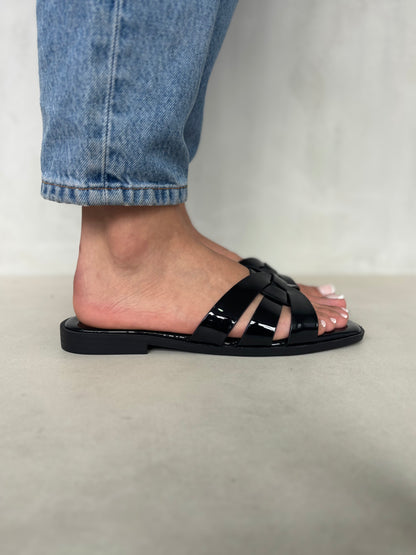 14407 – Sandalias Negras con Diseño Entrelazado y Acabado Brillante