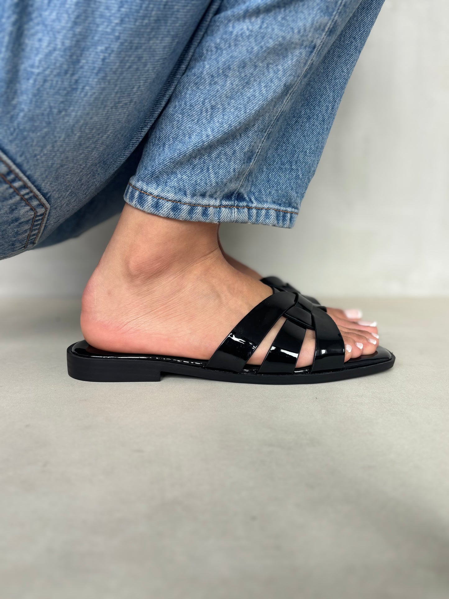 14407 – Sandalias Negras con Diseño Entrelazado y Acabado Brillante