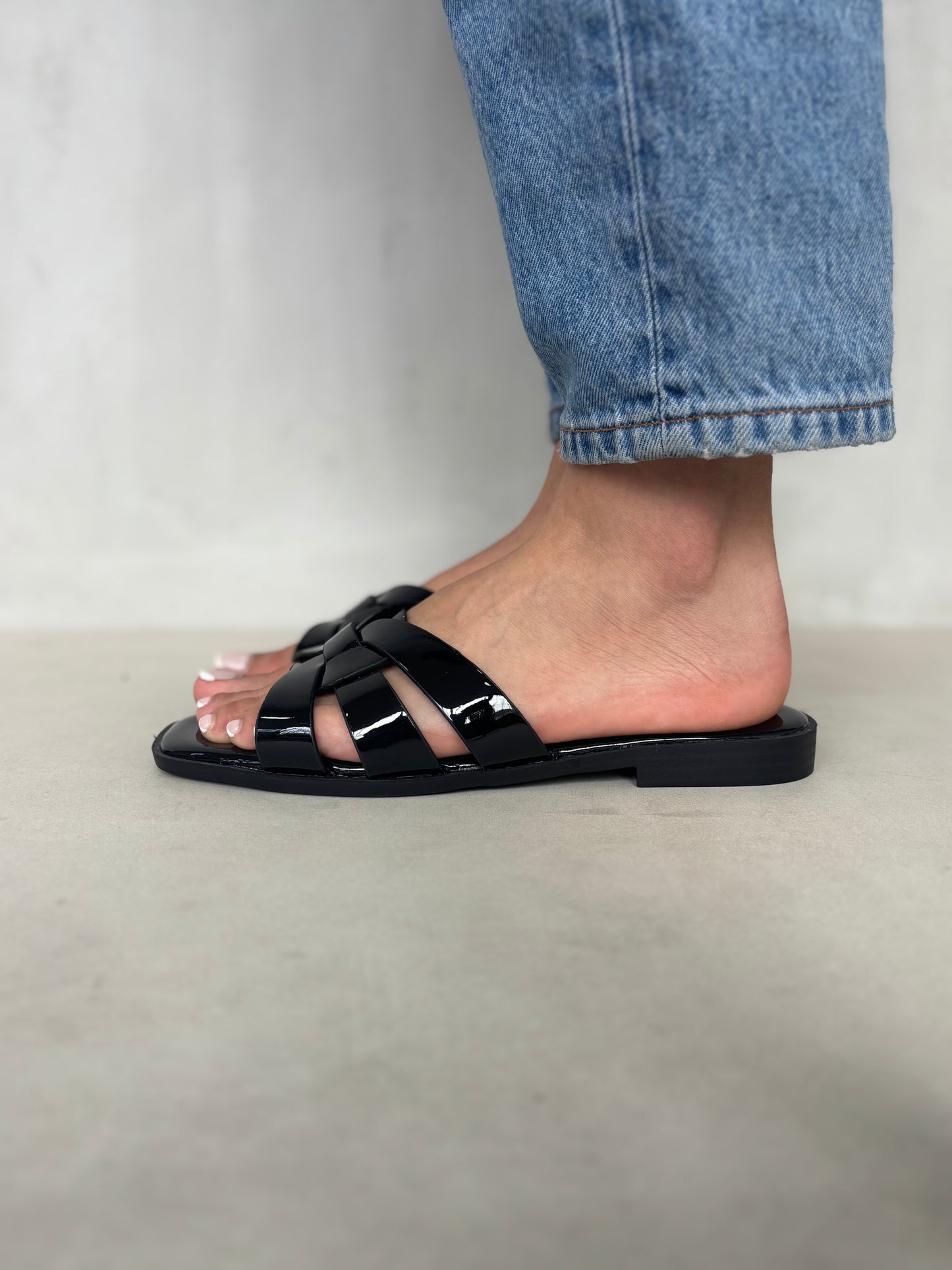 14407 – Sandalias Negras con Diseño Entrelazado y Acabado Brillante