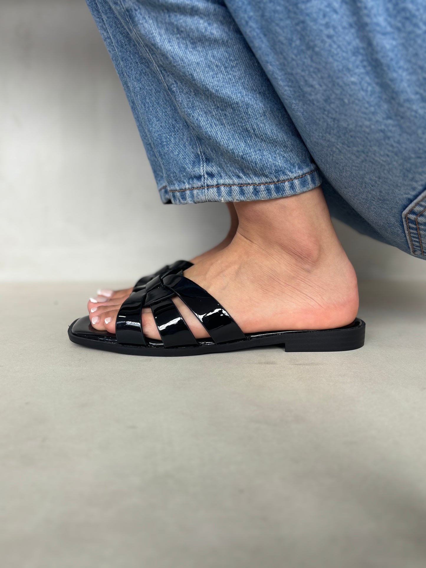 14407 – Sandalias Negras con Diseño Entrelazado y Acabado Brillante