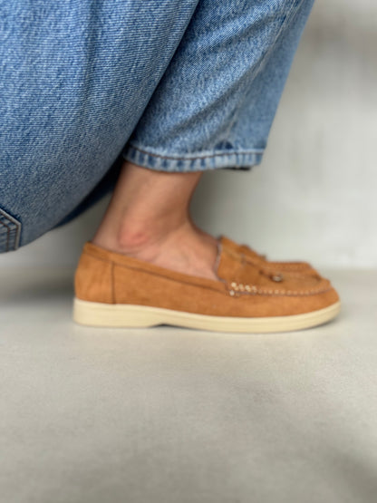 14448 – Mocasines Tan en Gamuza con Detalle Metálico