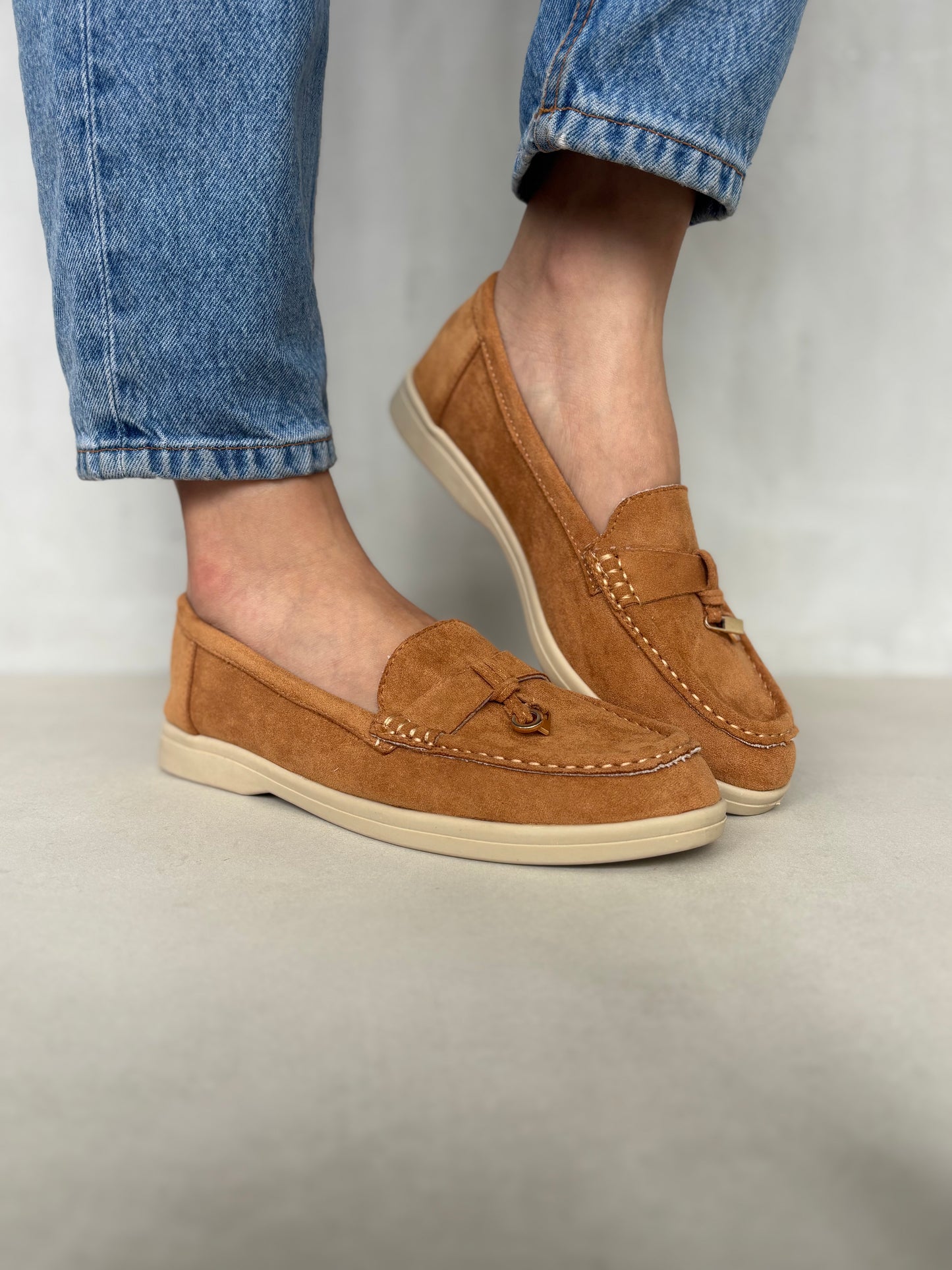 14448 – Mocasines Tan en Gamuza con Detalle Metálico