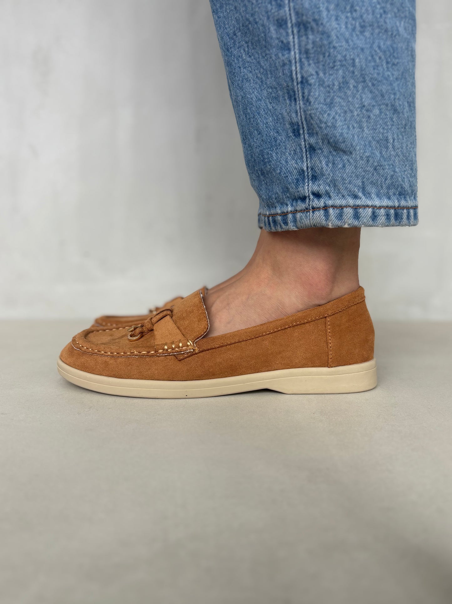 14448 – Mocasines Tan en Gamuza con Detalle Metálico