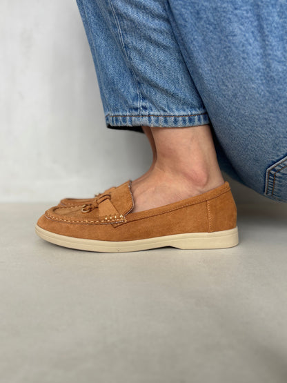 14448 – Mocasines Tan en Gamuza con Detalle Metálico