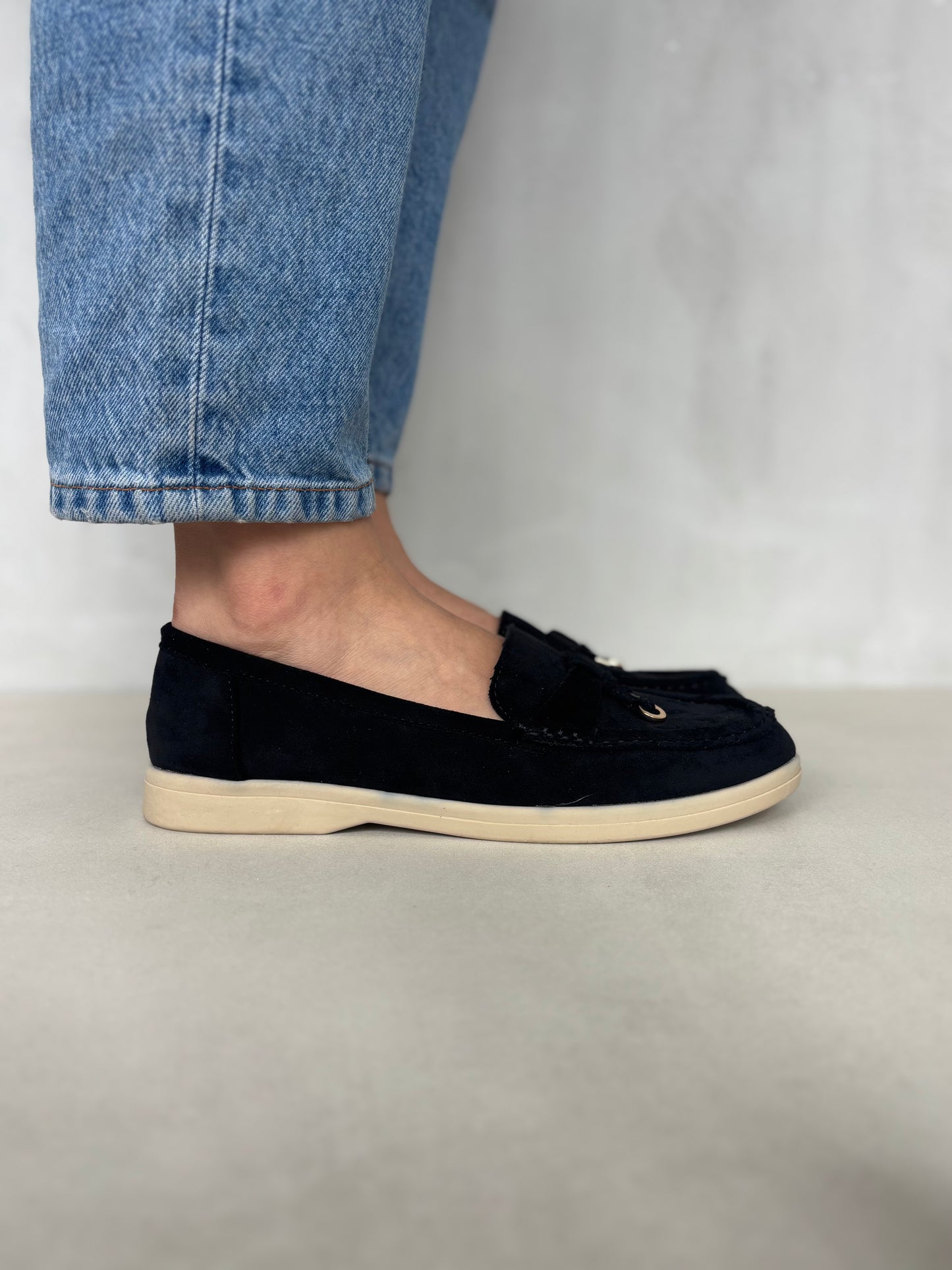 14447 – Mocasines Negros en Gamuza con Detalle Dorado