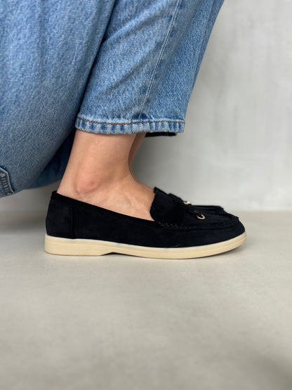 14447 – Mocasines Negros en Gamuza con Detalle Dorado