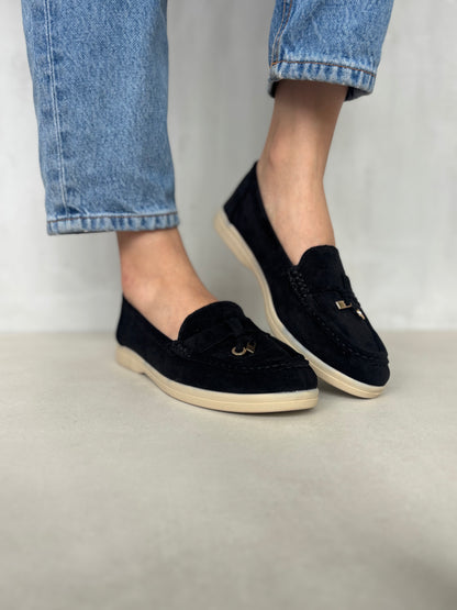 14447 – Mocasines Negros en Gamuza con Detalle Dorado