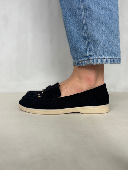 14447 – Mocasines Negros en Gamuza con Detalle Dorado