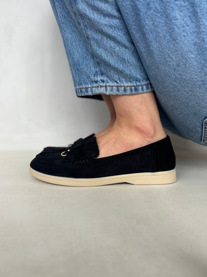 14447 – Mocasines Negros en Gamuza con Detalle Dorado