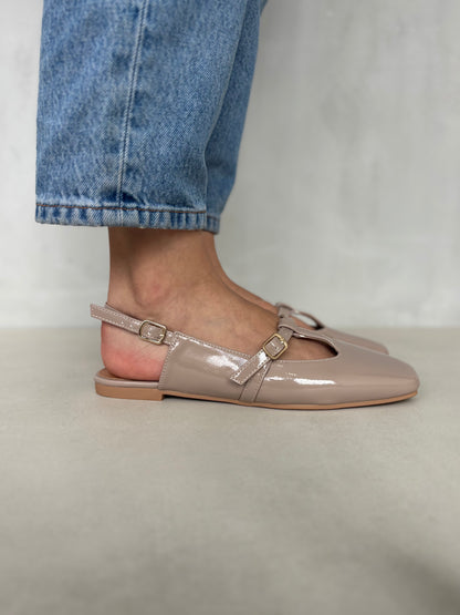 14455 – Bailarinas Taupe en Charol con Hebilla Lateral