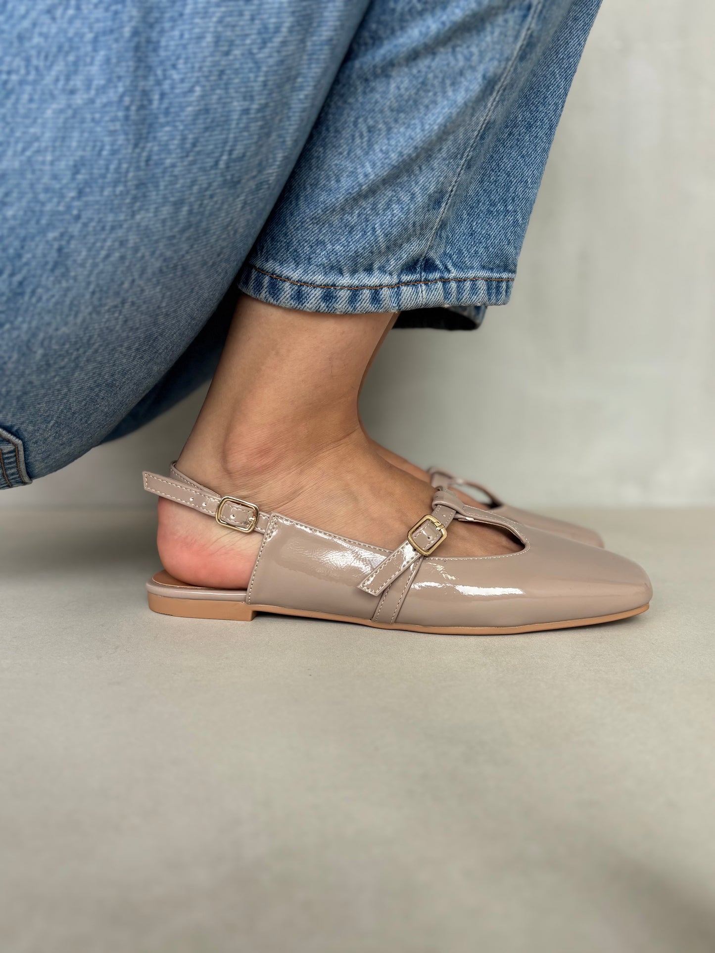 14455 – Bailarinas Taupe en Charol con Hebilla Lateral