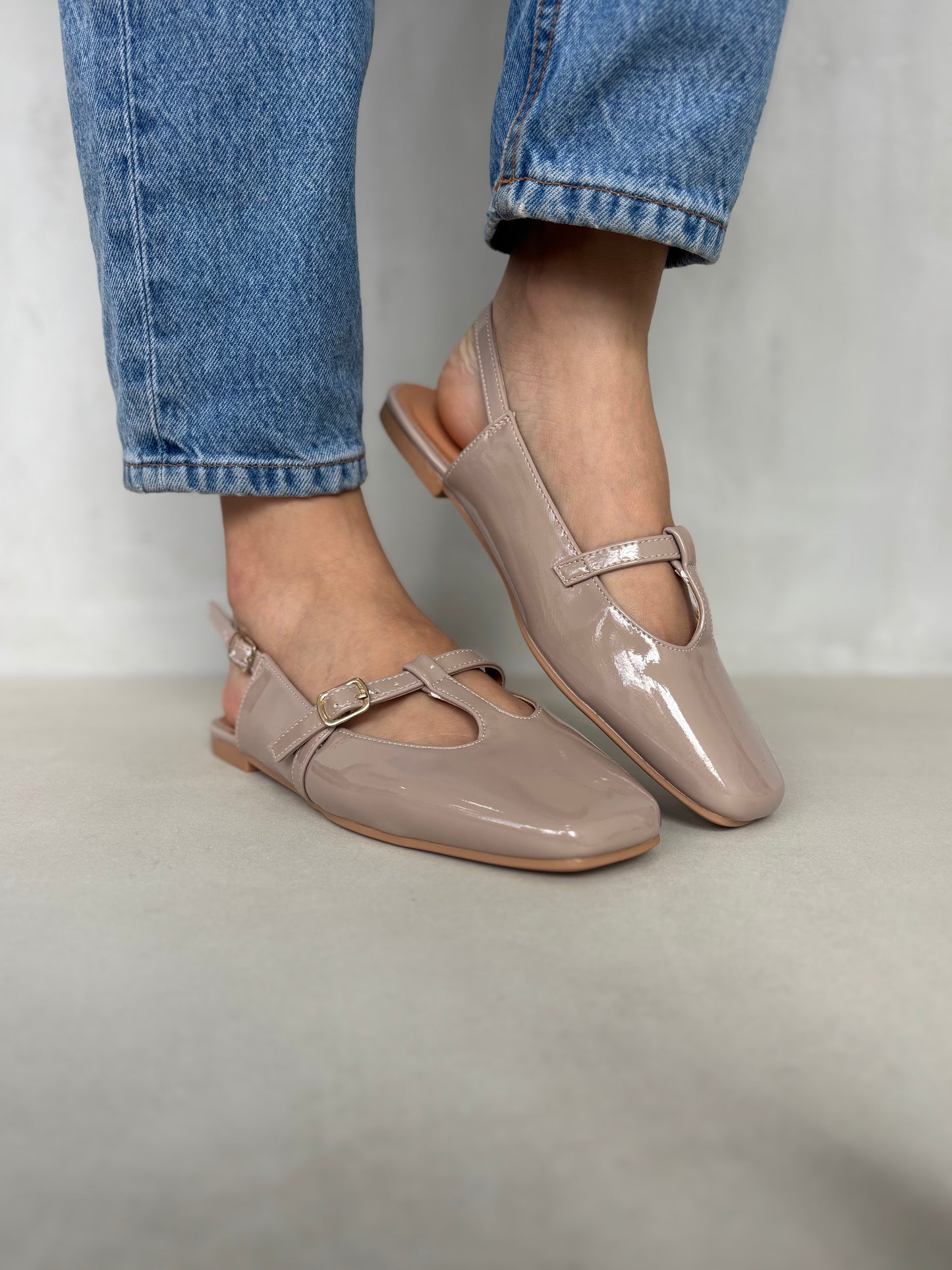 14455 – Bailarinas Taupe en Charol con Hebilla Lateral