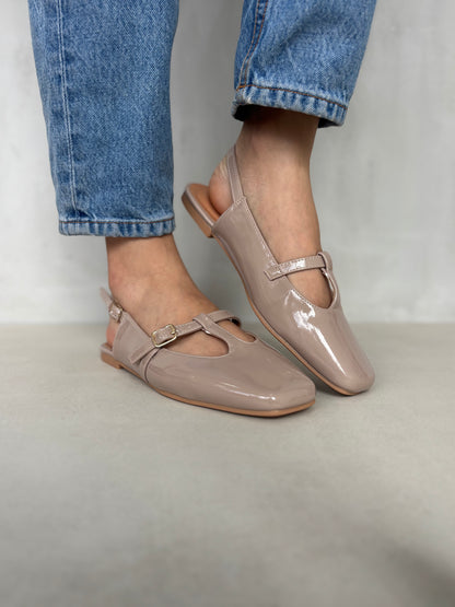 14455 – Bailarinas Taupe en Charol con Hebilla Lateral