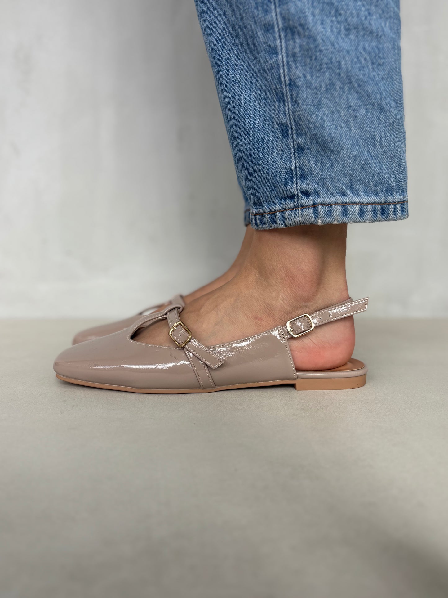 14455 – Bailarinas Taupe en Charol con Hebilla Lateral