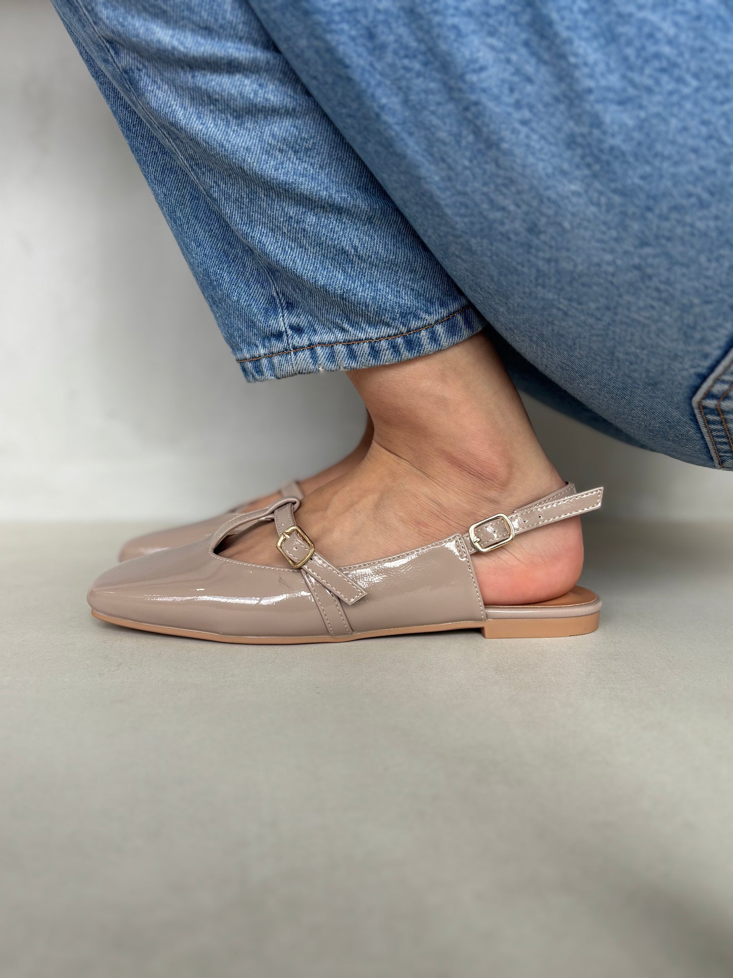 14455 – Bailarinas Taupe en Charol con Hebilla Lateral