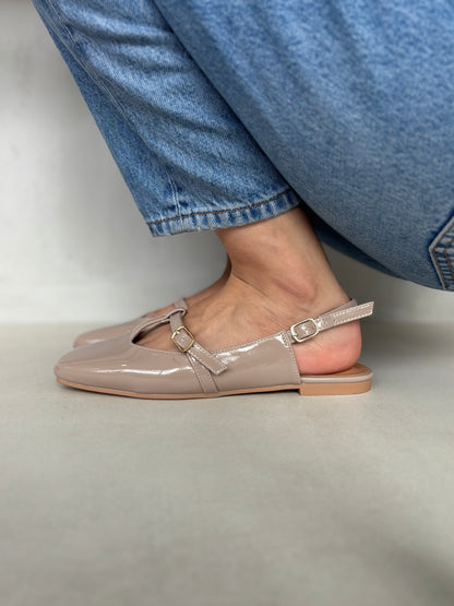 14455 – Bailarinas Taupe en Charol con Hebilla Lateral