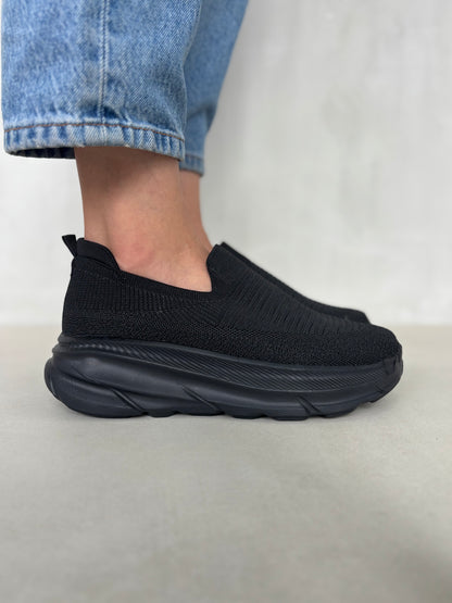 14284 – Zapatos Slip-On Negros con Suela Alta y Tejido Elástico