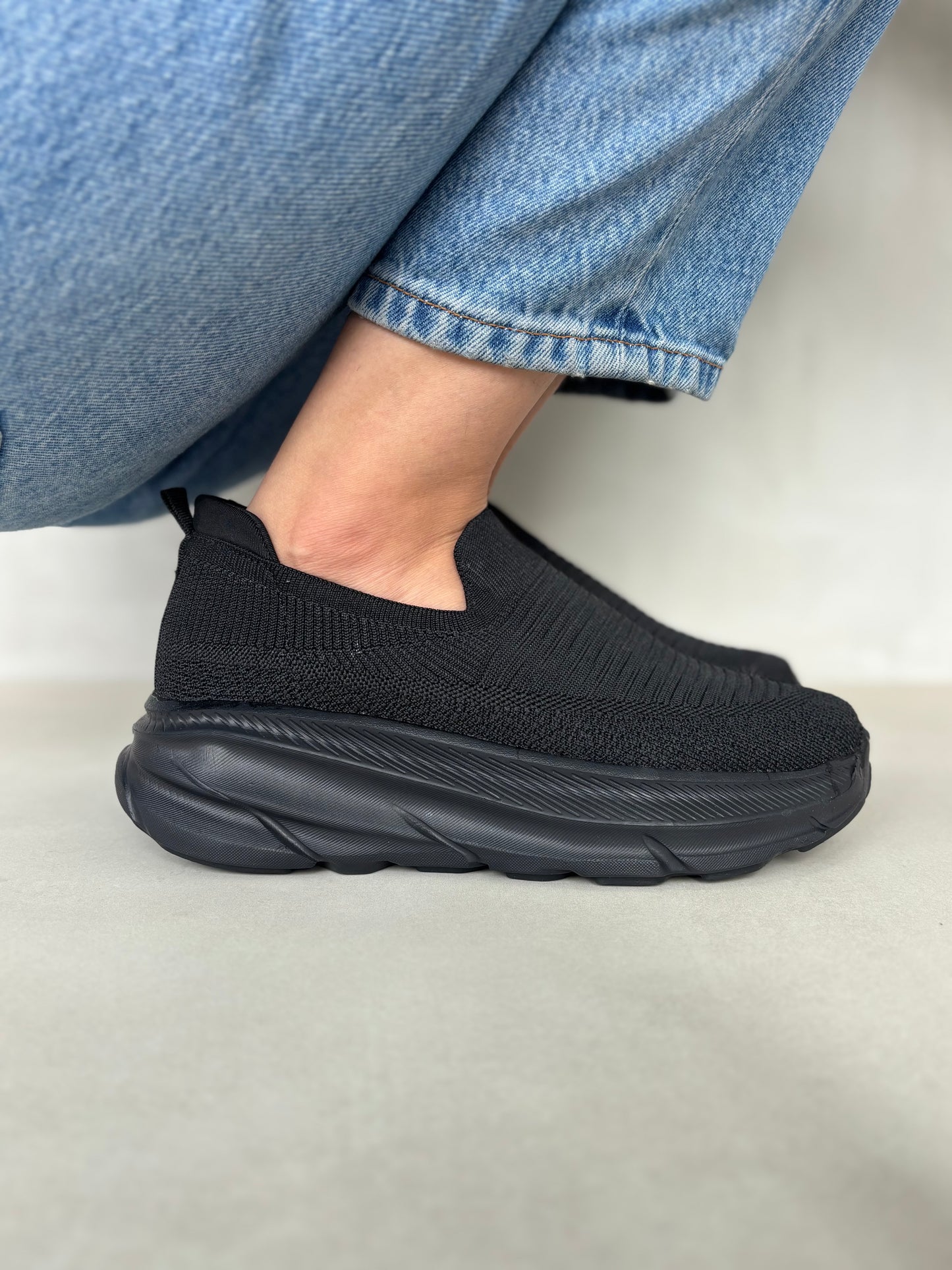 14284 – Zapatos Slip-On Negros con Suela Alta y Tejido Elástico