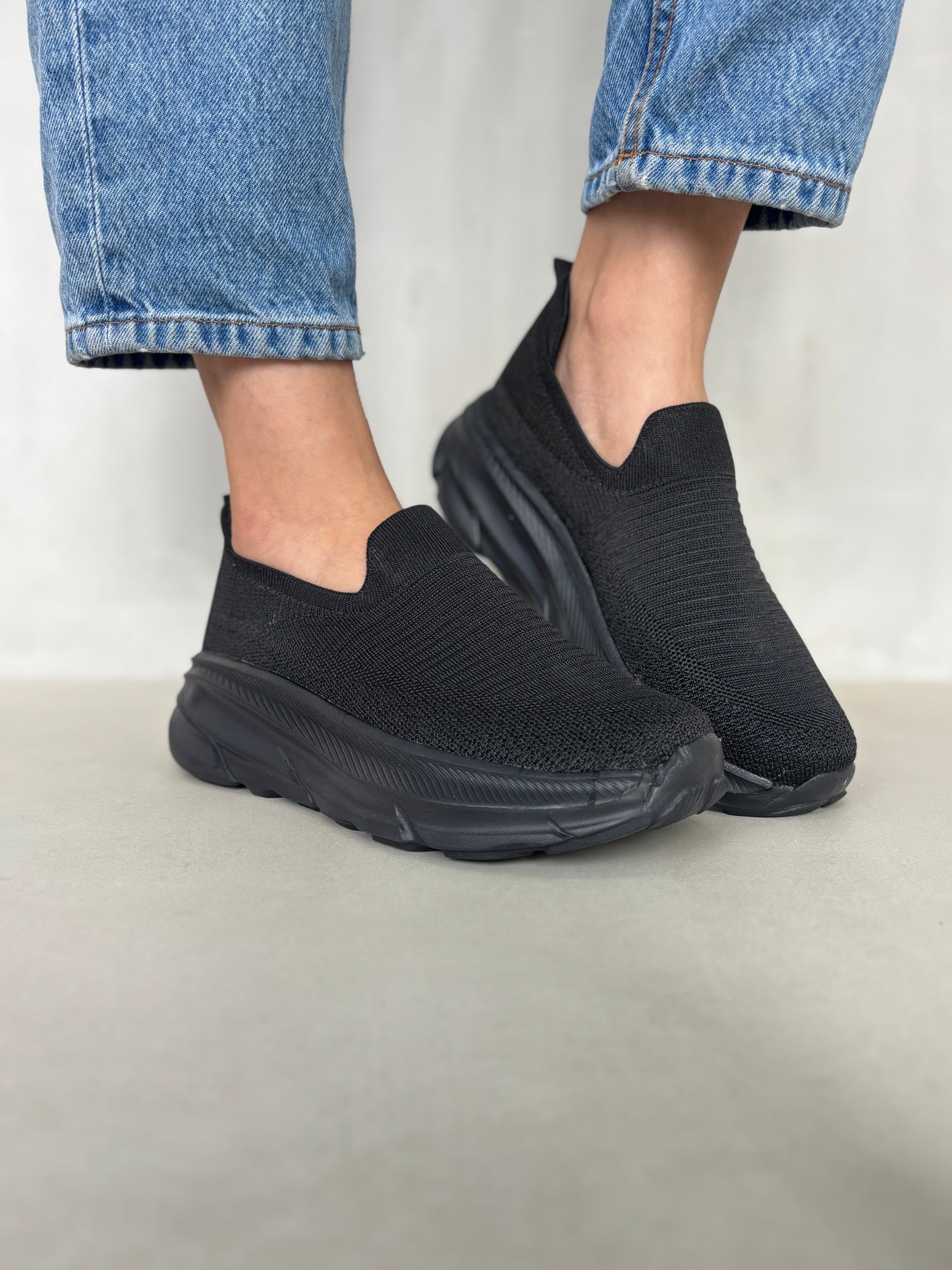 14284 – Zapatos Slip-On Negros con Suela Alta y Tejido Elástico