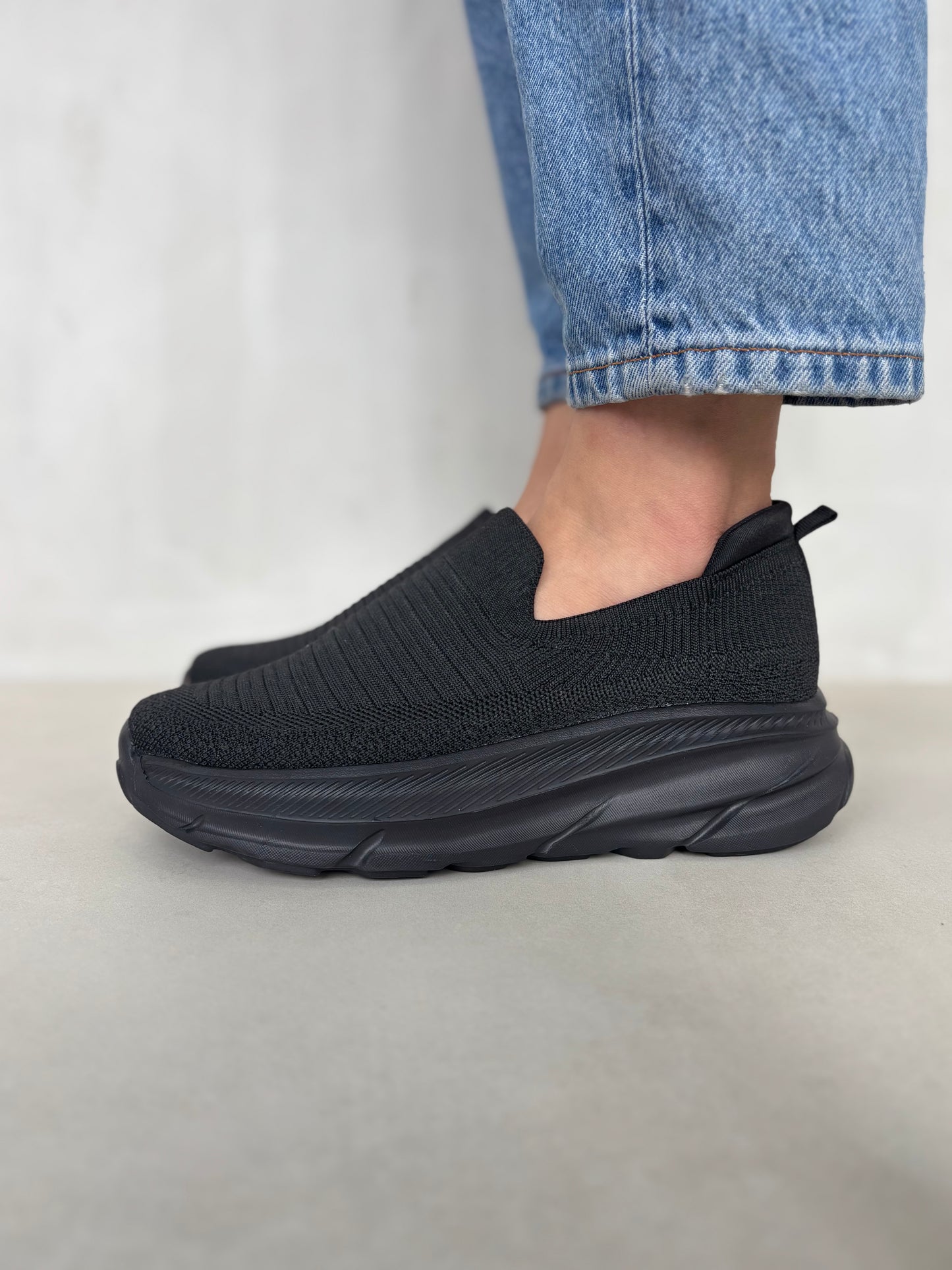 14284 – Zapatos Slip-On Negros con Suela Alta y Tejido Elástico