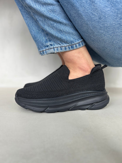 14284 – Zapatos Slip-On Negros con Suela Alta y Tejido Elástico