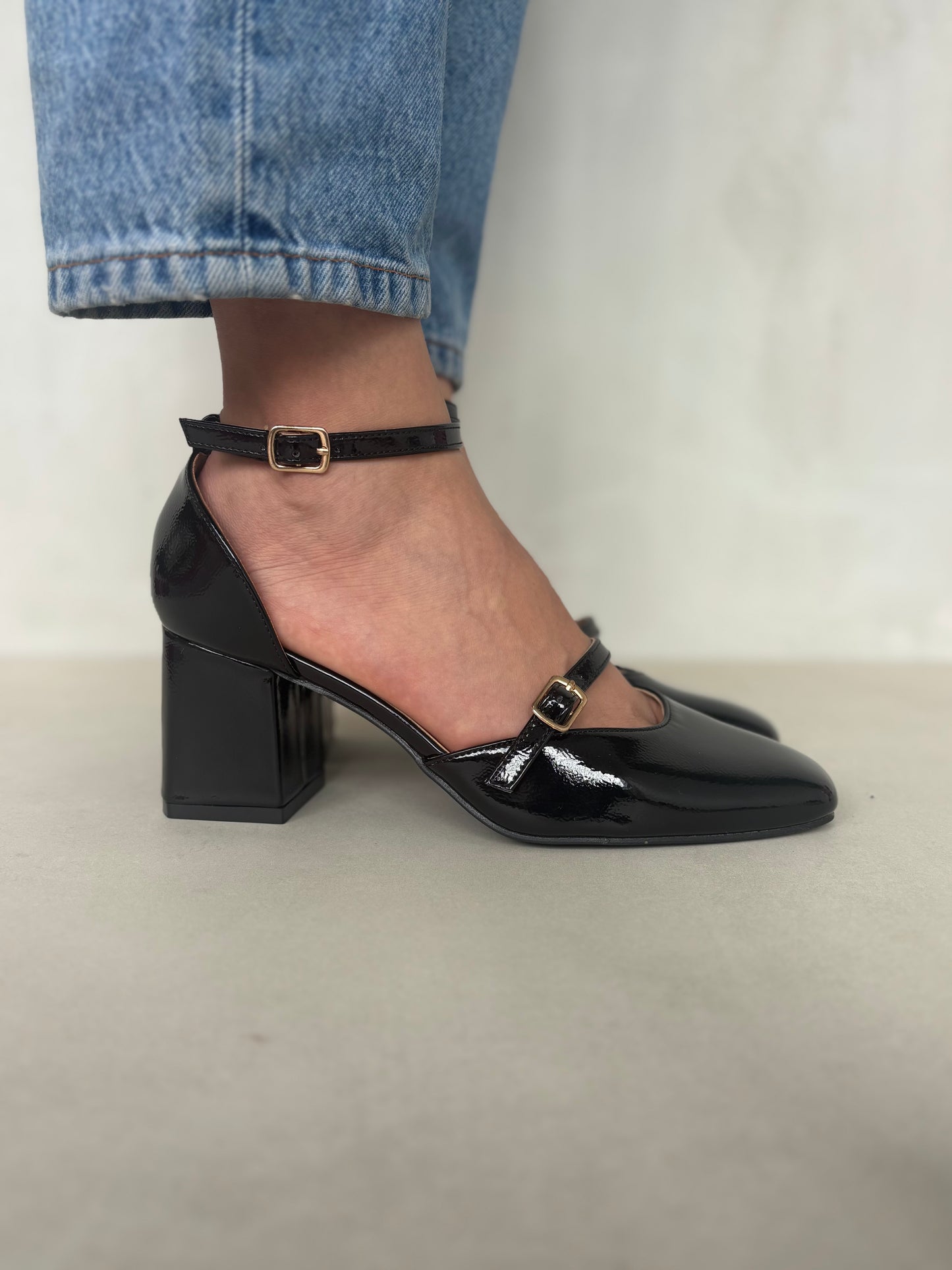 14429 – Zapatos Negros de Charol con Tacón Cuadrado y Doble Correa