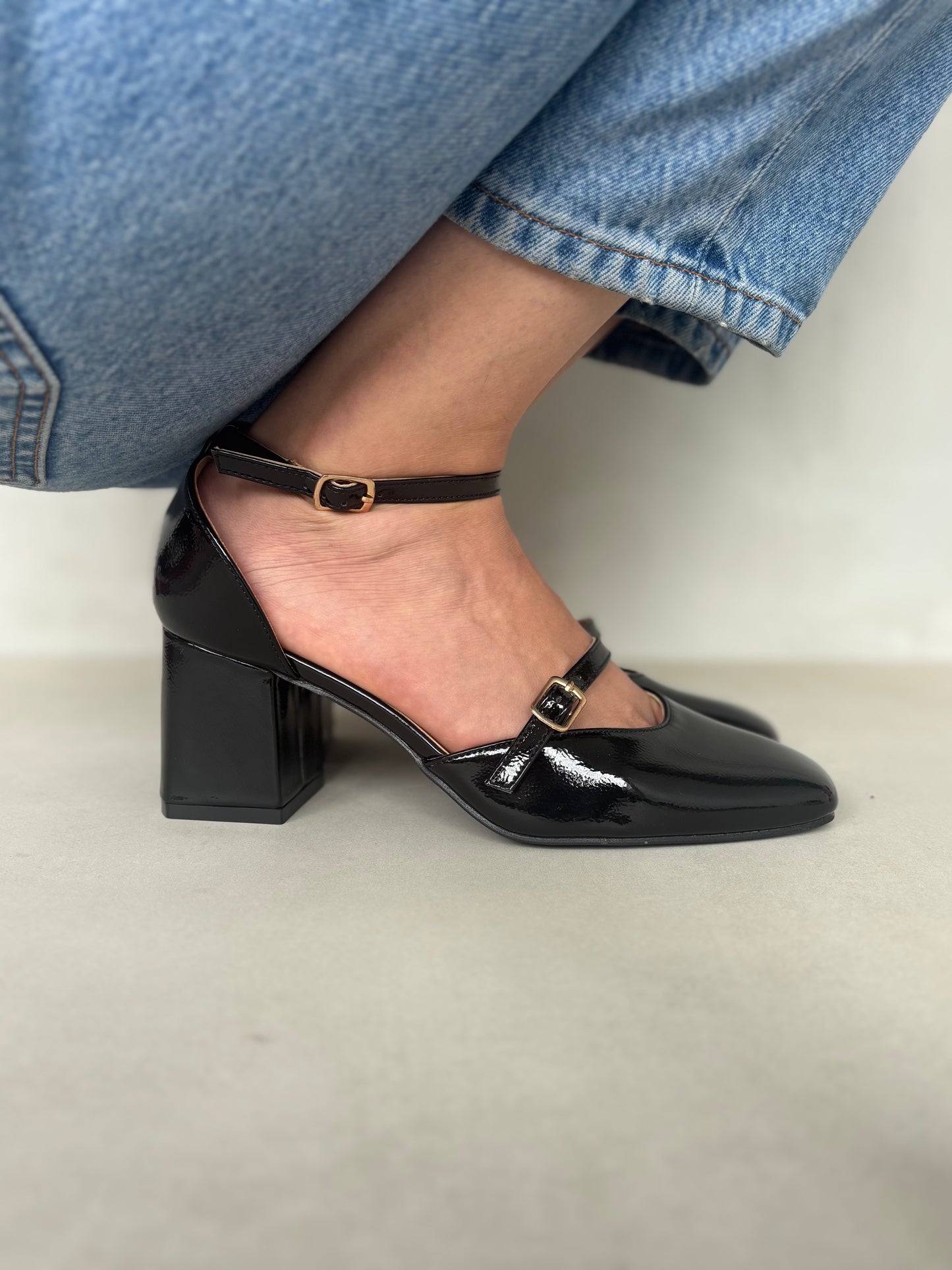 14429 – Zapatos Negros de Charol con Tacón Cuadrado y Doble Correa