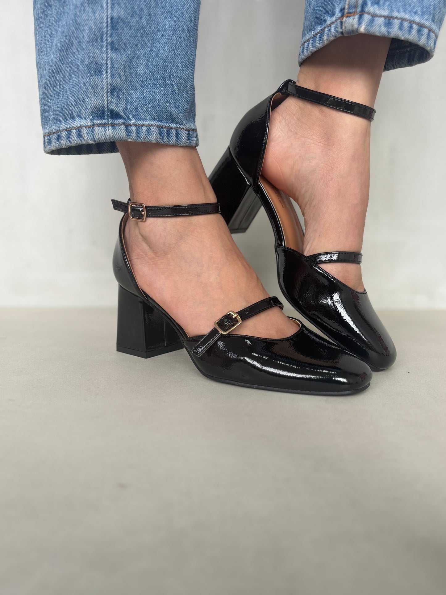 14429 – Zapatos Negros de Charol con Tacón Cuadrado y Doble Correa