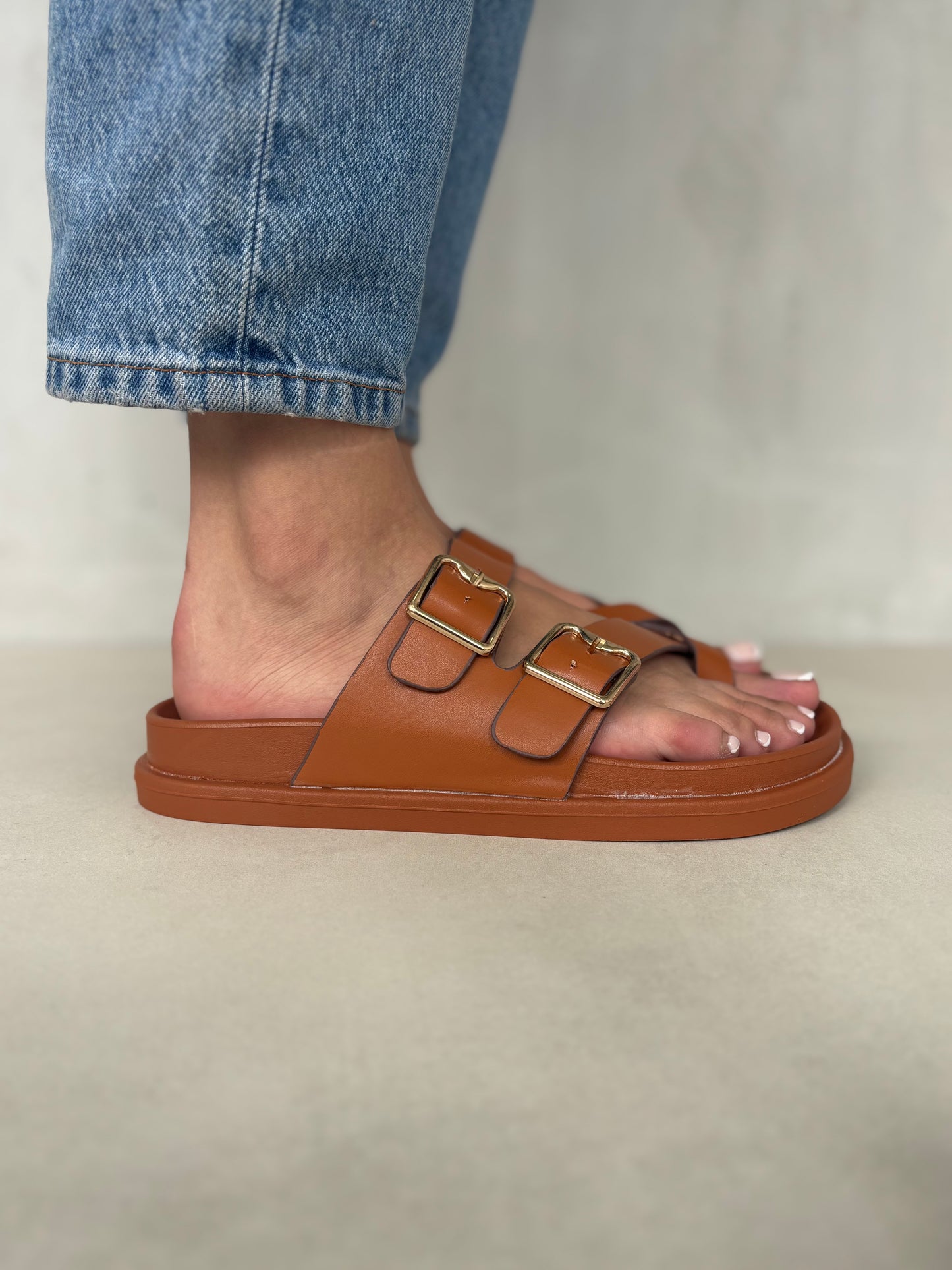 14493 – Sandalias Camel con Hebillas Doradas y Suela Ergonómica