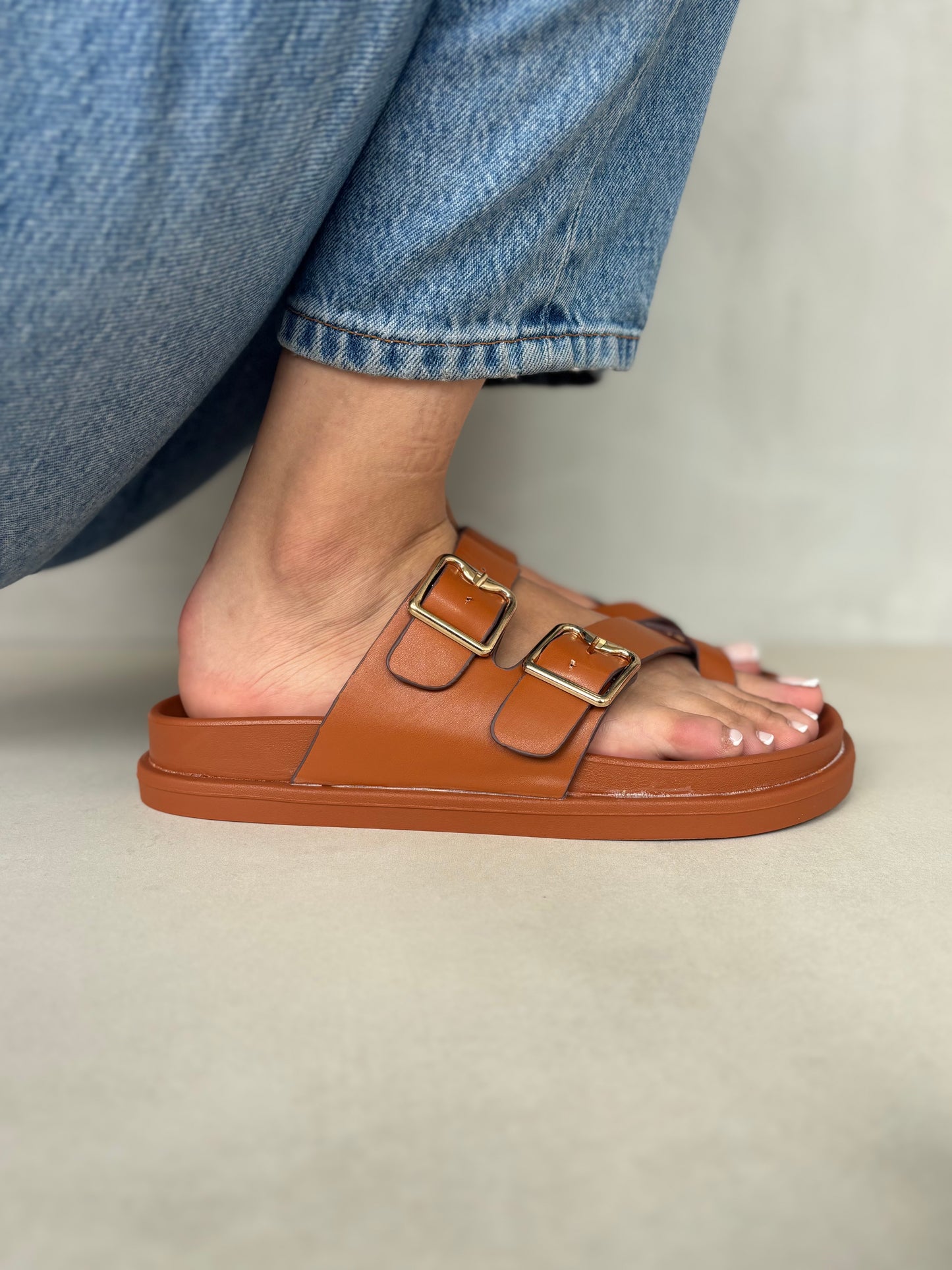 14493 – Sandalias Camel con Hebillas Doradas y Suela Ergonómica